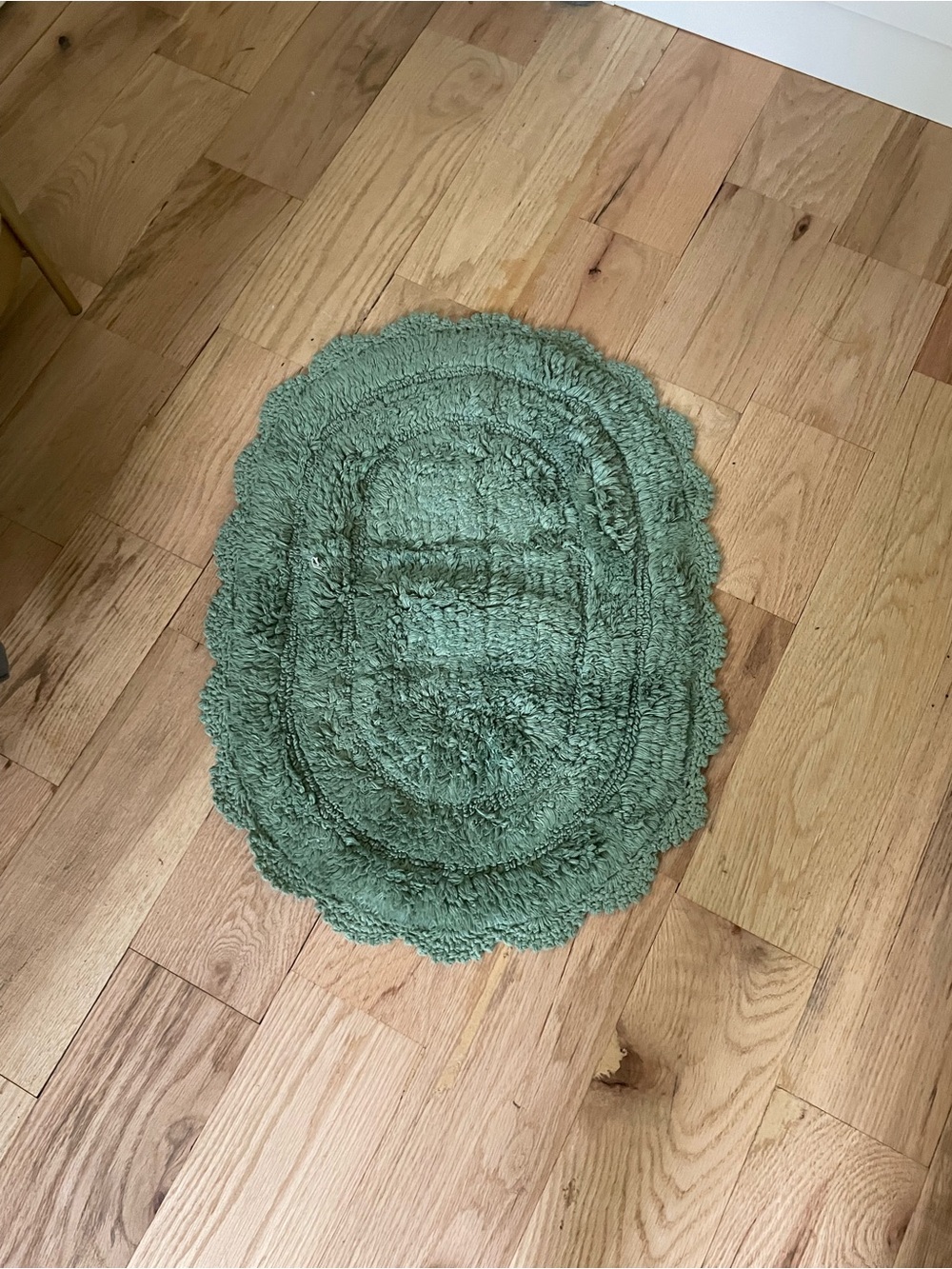Amazon Essentials Sage Green Oval Bath Mat with Scalloped Edge
